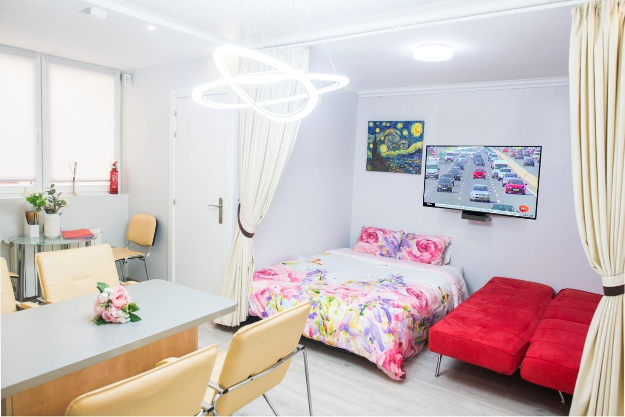 Camp Nou, Europa Fira - Modern Two-Bedroom Apartment With Heating ロスピタレート・デ・リョブレガート エクステリア 写真