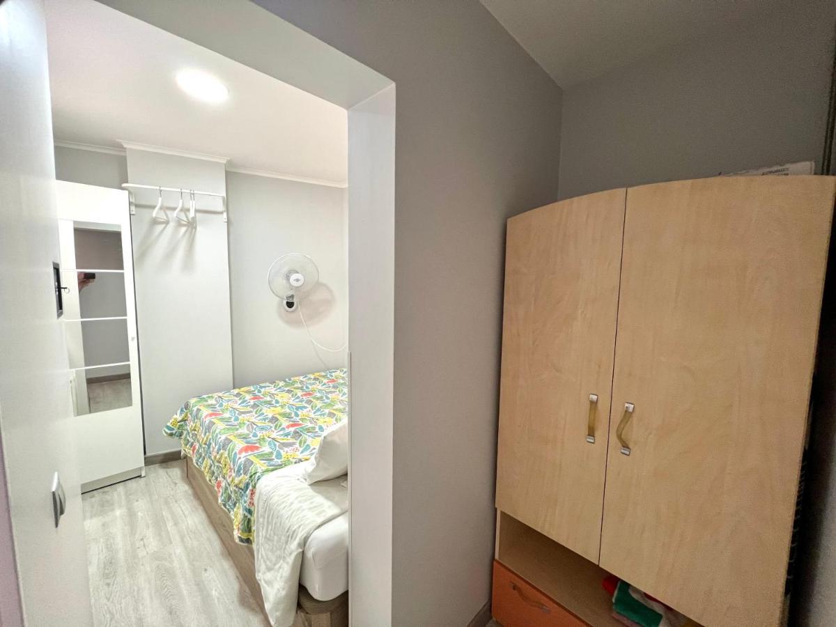 Camp Nou, Europa Fira - Modern Two-Bedroom Apartment With Heating ロスピタレート・デ・リョブレガート エクステリア 写真